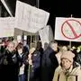 Rund 250 Menschen aus Bad Radkersburg und Umgebung demonstrierten vor dem Sicherheitszentrum