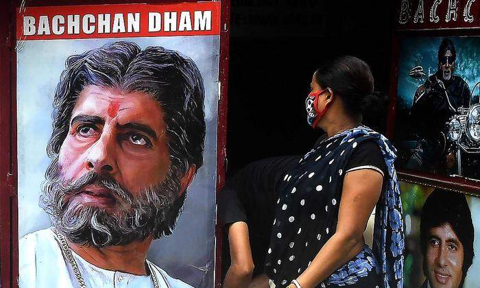 Fan vor einem Poster von Bollywood-Ikone Amitabh Bachchan