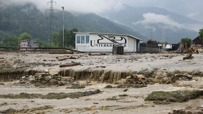 Vier Monate sind seit dem verheerenden Unwetter vergangen, das die Gemeinden Arriach und Treffen schwer getroffen hat. In dieser Fotoserie sehen Sie Bilder von Örtlichkeiten in Treffen kurz nach der Katastrophe und heute.