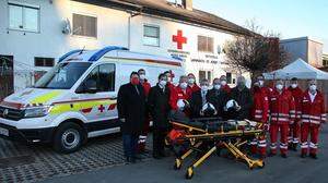 Das Team des Roten Kreuzes Lannach mit dem neuen Einsatzfahrzeug