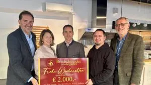 Iris und Josef Brodschneider (2. und 3. v. l.) von Brodschneider Zaubergärten  übergeben einen Spendenscheck von 2000 Euro an Wolfgang Klemencic (l.), Peter Astner und Ernst Frühmann (2. und 3. v. r.) vom Verein Lichtblick (v. l.)