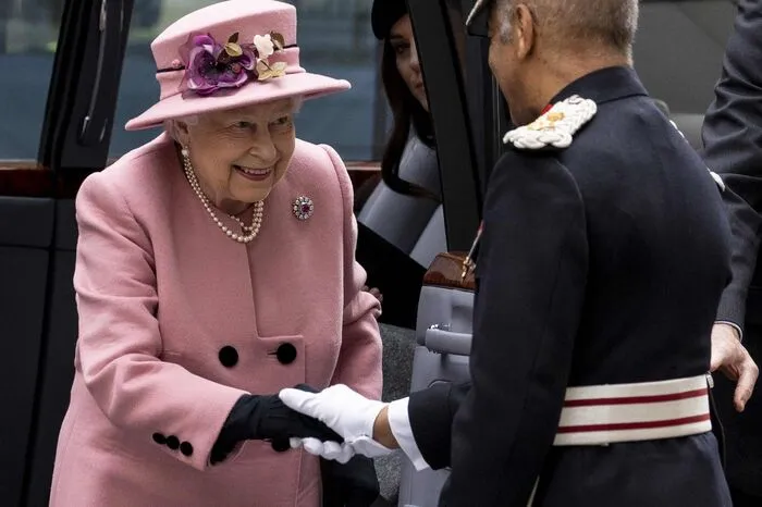 Die Königin trug einen rosa Kaschmirmantel von Stewart Parvin (verziert mit ihrer rosafarbenen Saphir- und Diamantbrosche) über einem bedruckten Seidekleid und einen dazu passenden Hut ,...