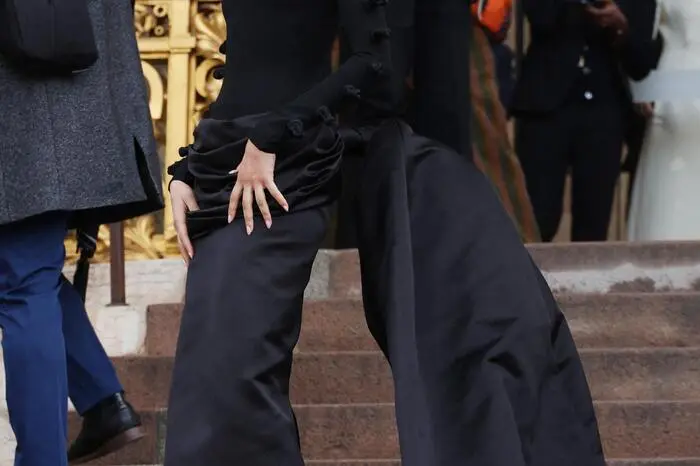 Auch Schauspielerin Zendaya legte einen filmreifen Auftritt hin. Sie begeisterte sie mit coolem Micro-Pony und XL-Schleppe zum schwarzen Haute-Couture-Kleid. 