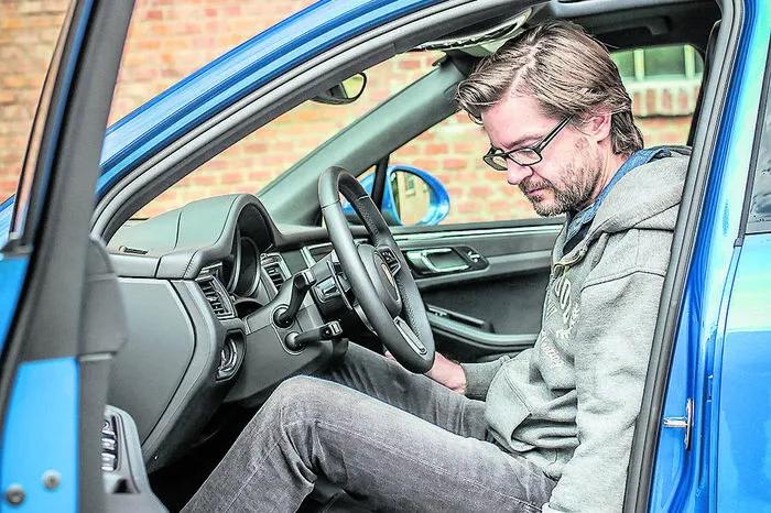 Die korrekte Höheneinstellung ist gleich aus zwei Gründen wichtig: Einerseits muss man die Verkehrssituation vor und hinter dem Fahrzeug möglichst gut überblicken können, andererseits auch die Instrumente. Tipp: Lieber eine Spur zu hoch als zu niedrig.
