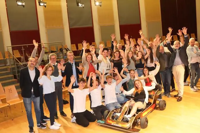 Ein Jahr lang arbeiteten sie gemeinsam mit Schülerinnen und Schülern der HTL Weiz sowie der Magna an einem E-Kart, bestehend aus 700 Einzelteilen, und wurden in die Welt Technik und Robotik eingeführt. 