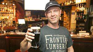 Andrew Spencer betreibt eigentlich ein englisches Lokal: Im Office Pub arbeiten dennoch viele Iren. Und stoßen gerne mit Guinness an 