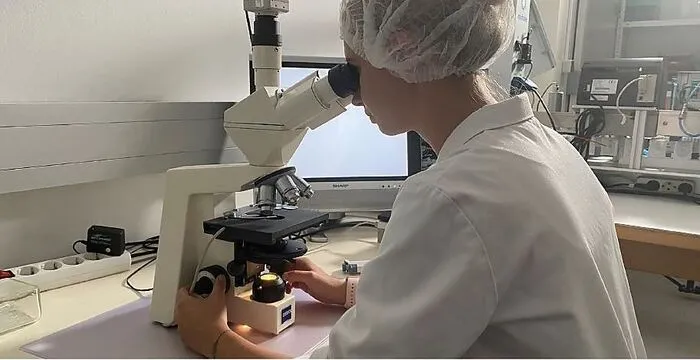 Bei der Kontrolle werden Proben von Urin, Kot und Futtermitteln entnommen und analysiert