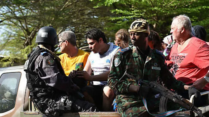 Hotelgäste, die von der Armee evakuiert werden