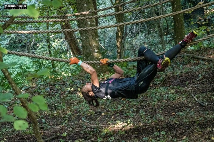 Zwischen 20 und 30 aufgebaute sowie natürliche Hindernisse galt es entlang der Fünf-Kilometer-Laufstrecke durch die Raabklamm zu überwinden. Wer sich für den 10- oder 20-Kilometer-Lauf entschieden hatte, musste den Hindernisparcours somit zwei- beziehungsweise sogar viermal durchlaufen.