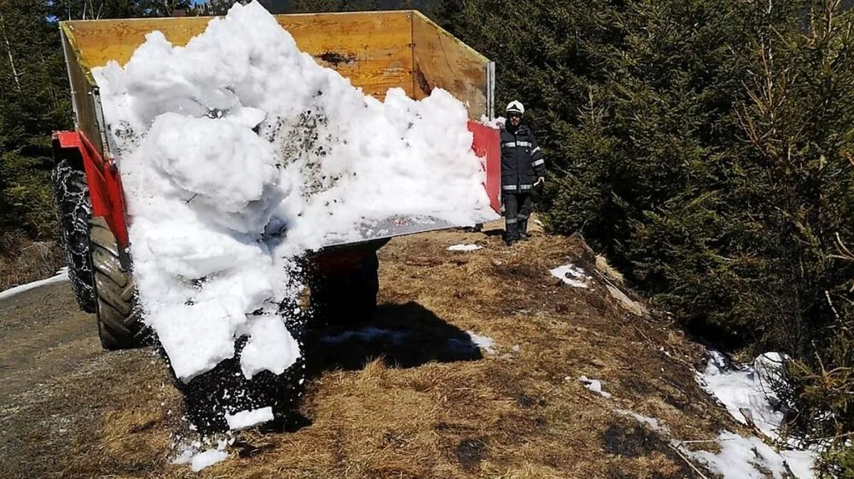 Löscheinsatz mit Schnee
