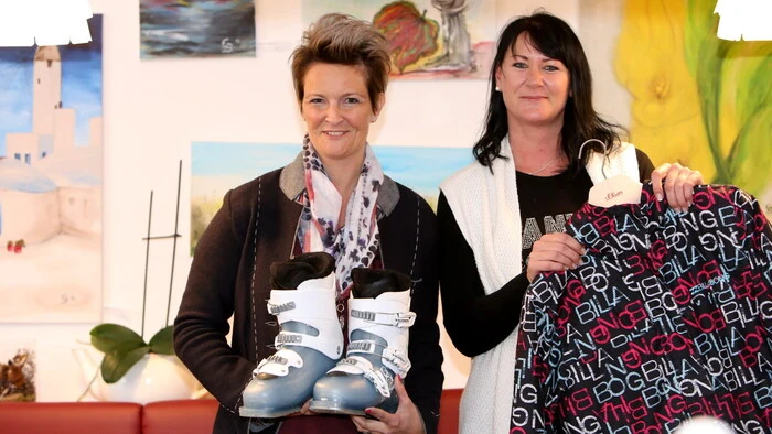 Alexandra Oschounig und Carmen Rainer (am Foto von rechts nach links) luden am Samstag zur ersten Althofner Wintersportbörse in das ehemalige „Cafe zur Tortenfee“. 