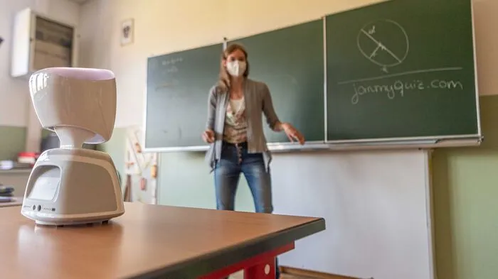 Im Unterricht von Cornelia Arzt sitzt der Avatar in der ersten Reihe. Dahinter verbirgt sich Janosch Stainer, der wegen einer schweren Erkrankung nicht zur Schule gehen kann.