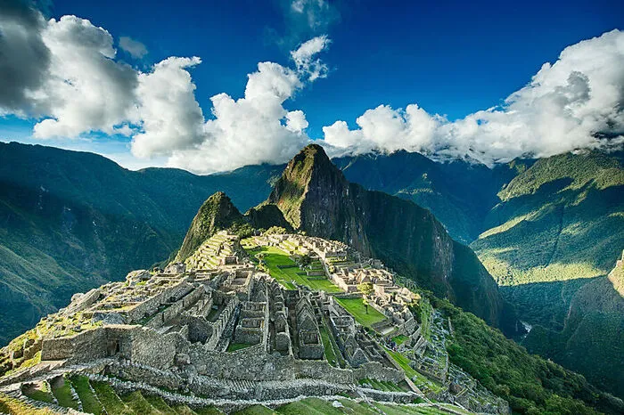 Machu Picchu. Dass sie auf 2430 Metern Seehöhe in den peruanischen Anden liegt, hält Touristen nicht davon ab, die Inkastadt aus dem 15. Jahrhundert in Massen zu besuchen. Rund 6000 Menschen pro Tag setzen Machu Picchu zu.