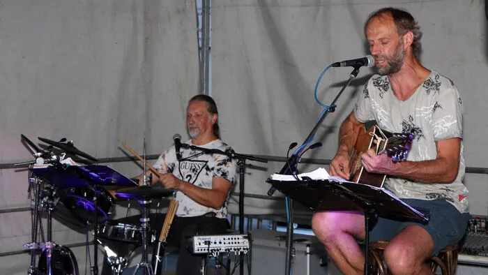 Seit 5 Jahren ist da Duo "Zeitlos" mit Manfred Weber (Drums) und Bernhard Knes (Gitarre &amp; Gesang) zusammen auf der Musikbühne.