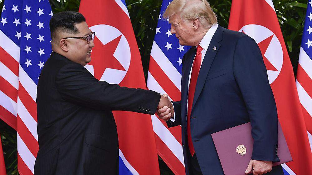 Friedenskonferenz oder alles nur Show? Donald Trump und Kum Jong-un haben beim Gipfel in Singapur eine gemeinsame erklärung unterzeichnet 