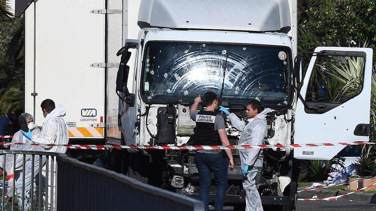 Der Attentäter war auf der Flaniermeile in Nizza mit einem tonnenschweren Lastwagen in eine Menschenmenge gerast