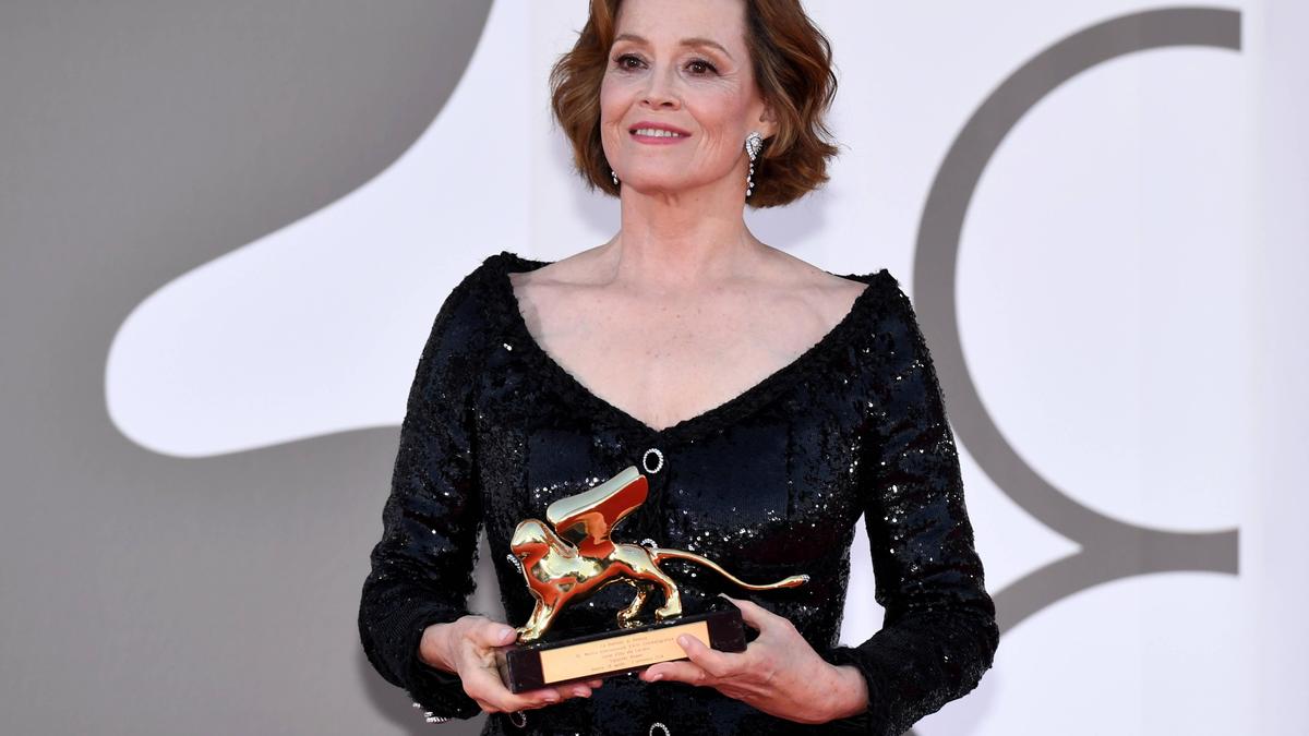 Venice, 81st Venice International Film Festival, Photocall Golden Lion for Lifetime Achievement - Sigourney Weaver PUBLICATIONxNOTxINxITA Copyright: xAlbertoxTerenghi/PoolxPhotoxEvenx/xPoolxPhotoxEventsx04x IPA_Agency_IPA49140132