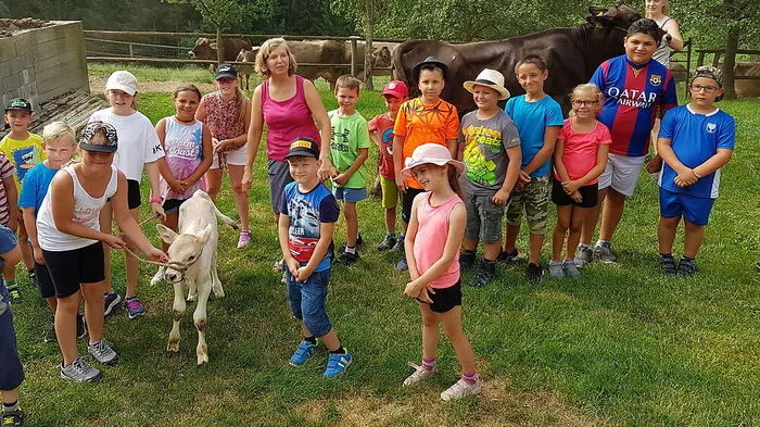 Die Kinder der Volksschule Voitsberg hatten mit Kalb Cordula und Kuh Lorena ihre Freude 