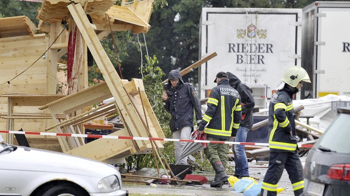 Das Ausmaß der Katastrophe zeigte sich erst am Tag danach: Bei einem orkanartigen Sturm wurde in der Nacht auf Samstag ein Festzelt umgerissen, zwei Besucher sind gestorben, über 120 Menschen wurden teils schwer verletzt.