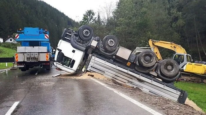 Mit Schotter beladener Lkw überschlug sich auf B72 zwischen Birkfeld und St. Kathrein am Hauenstein. Der schwer verletzte Lenker wurde mit dem Hubschrauber ins LKH geflogen. Die Bundesstraße war rund drei Stunden lang gesperrt.