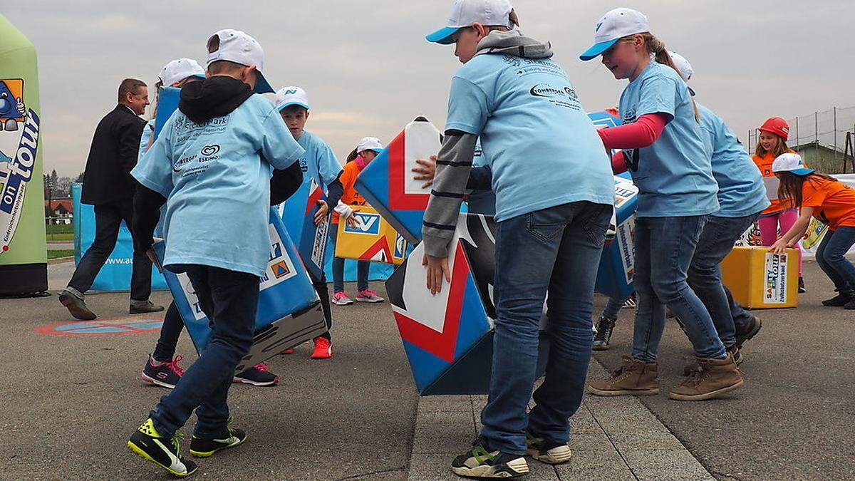 Mit viel Geschick und Wissen messen sich die Kinder bei der Kindersicherheitsolympiade