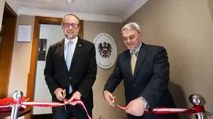 ABD0083_20230912 - BAGDAD - IRAK: ++ HANDOUT ++ ZU APA0153 VOM 12.9.2023 - Österreichs Außenminister Alexander Schallenberg mit dem irakischen Vize-Außenminister Mohammed Bahr Al Uloom am Dienstag, 12. September 2023 bei der Eröffnung der österreichischen Botschaft in Bagdad. - FOTO: APA/AUSSENMINISTERIUM/MICHAEL GRUBER - ++ WIR WEISEN AUSDRÜCKLICH DARAUF HIN, DASS EINE VERWENDUNG DES BILDES AUS MEDIEN- UND/ODER URHEBERRECHTLICHEN GRÜNDEN AUSSCHLIESSLICH IM ZUSAMMENHANG MIT DEM ANGEFÜHRTEN ZWECK UND REDAKTIONELL ERFOLGEN DARF - VOLLSTÄNDIGE COPYRIGHTNENNUNG VERPFLICHTEND ++