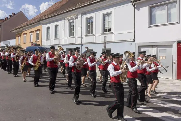 Die Wurzeln der Kapelle reichen bis 1876 zurück, ein Meilenstein war die Fusion 2018 von AMV Stadtkapelle und Eisenbahner Musikverein. Aktuell steht die Kapelle unter der Leitung von Obmann Erich Wolfsberger und Kapellmeister Wilfried Klade.