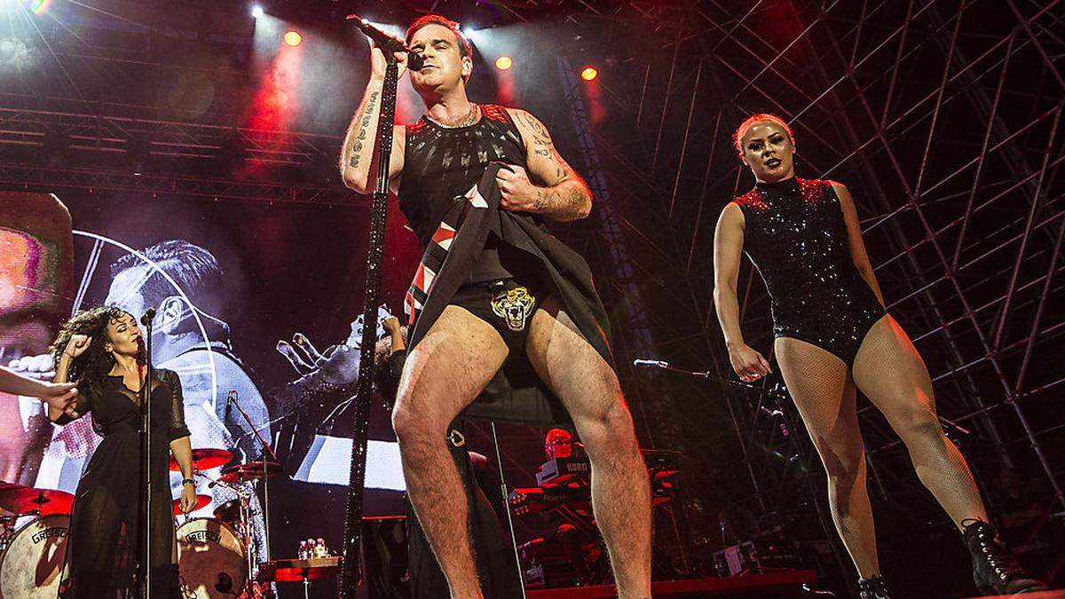 Lüftet den Rock und flucht gern: Robbie Williams bei vollem Einsatz im Wiener Ernst-Happel-Stadion