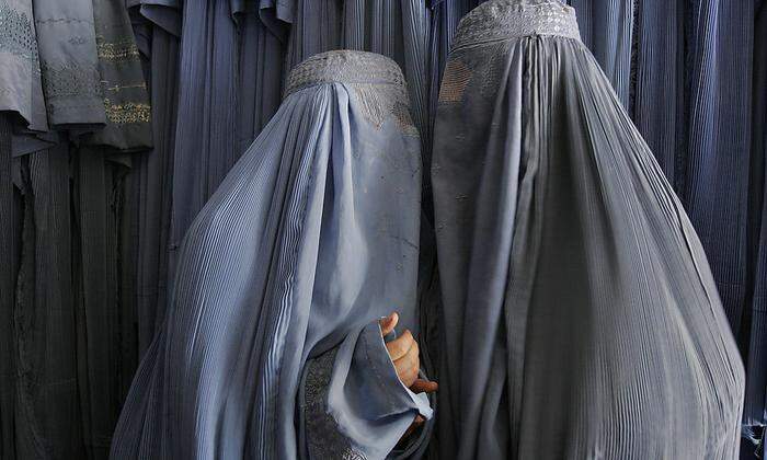 Zwei Frauen in Burkas 