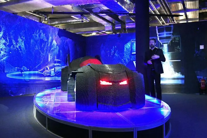 Das Batmobile besteht aus 489.010 Einzelteilen. Sie wurden sicherheitshalber zusammengeklebt, damit auf der Reise nichts verloren geht.
