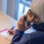 Sujet, Feature, Pensionist, Senior, Senioren, Tochtertrick, Neffentrick, Enkeltrick, Betrug, Internetbetrug, Mobiltelefon, Pensionistin, Oma, Großeltern,  am 01.12.2022