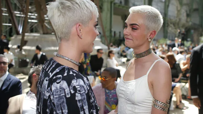 Karl Lagerfeld stellte für Chanel in Paris seine Haute-Couture-Mode für die kommende Herbst/Winter-Saison vor. Viele Stars folgten dem Ruf des Modehauses und nahmen an Veranstaltungen rund um den Pret-a-Porter-Auftritt teil. Im Bild: Trefen unter Blondschöpfen - Cara Delevingne mit Katy Perry
