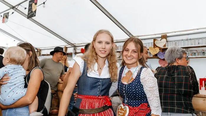 Im Festzelt wurde zur Musik von den Zenz Buam gefeiert