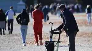 ABD0023_20251107 - WIEN - ÖSTERREICH: ++ THEMENBILD ++ Gesellschaft / Demografie / Bevölkerung / Bevölkerungswachstum / Bevölkerungsentwicklung / Familie / Pensionisten / Pensionen / Ruhestand. Im Bild: Ein Mann mit Gehilfe aufgenommen am Dienstag, 4. November 2025, im Schönbrunner Schlosspark. - FOTO: APA/HELMUT FOHRINGER