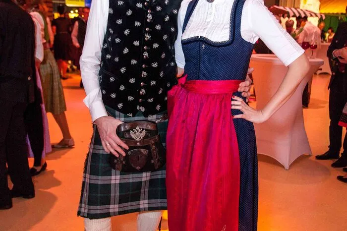 Andrea und Michael Pirker aus der Schweiz trugen einen bunten Stil- und Muster-Mix.