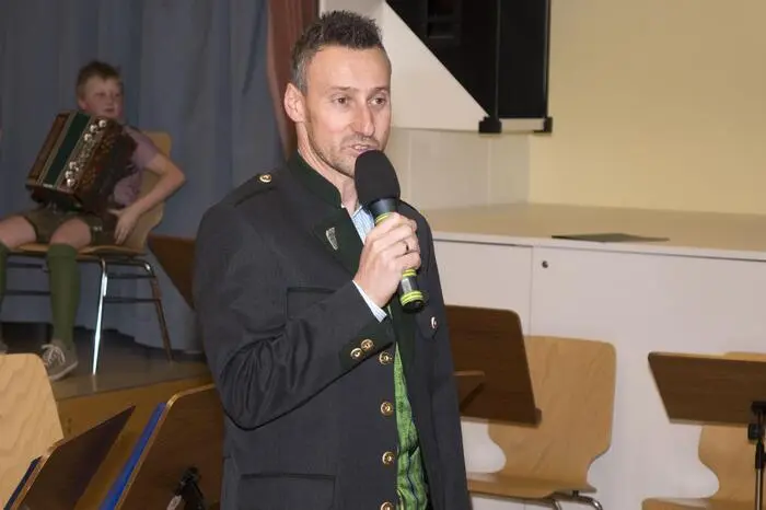 Direktor Klaus Mühlthaler freute sich über den Besuch, der „Weiße Saal“ des Kulturhauses war voll. Das war auch ein Ansporn für die Musikschüler auf der Bühne.