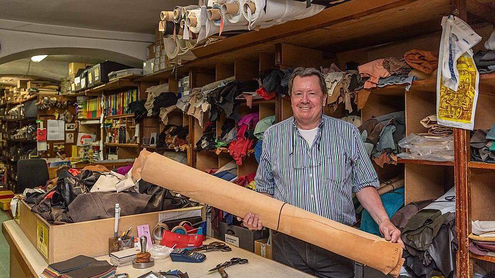 Hermann Heinz Schuster führt seit 25 Jahren das Ledergeschäft in der Schmiedgasse 