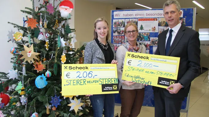 2206 Euro für "Steirer helfen Steirern" vom Adventzauber Gleinstätten und dem Christbaum in der Raiffeisenbank, der von Kindern geschmückt wurde.