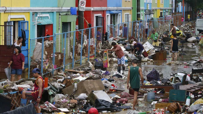 Aufgeräumt. Die Folgen der heftigen Regenfälle und starken Winde, die Tropensturm Yagi mit auf die Philippinen brachte, machen der Bevölkerung schwer zu schaffen. In Marikina City, östlich der Hauptstadt Manila gelegen, versuchen die Menschen, ihre Häuser von den Schlammmasssen zu befreien.