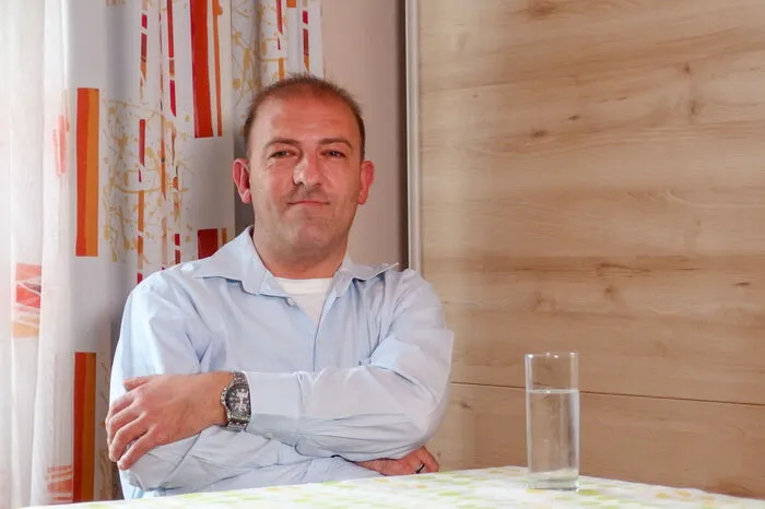 Roman, 41-jähriger Lagerarbeiter aus Wien 11 sucht eine „charakterstarke, liebevolle Frau, die mich so nimmt, wie ich bin.“ Mit kurzen Unterbrechungen ist Roman knapp zehn Jahre alleine. Bis jetzt waren seine Beziehungen alle nicht glücklich, die ersten Wochen sind meistens sehr schön, aber dann geht es schnell den Bach hinunter. Roman war noch nie so richtig verliebt, das wünscht er sich jetzt von seiner nächsten Beziehung.