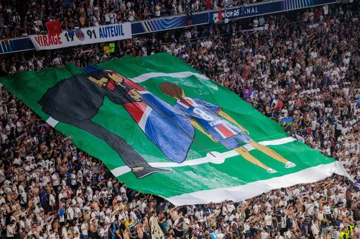 Paris - Fans erinnern mit Transparent von Paris Trainer Luis Enrique MARTINEZ GARCIA an seine verstorbenen Tochter XANA, Fussball, Paris - Inter Mailand 5:0. Fußball UEFA Championsleague, Paris Saint-Germain - FC Internazionale Milano, Finale, Saison 2024-2025, am 31.05.2025 in Muenchen, A L L I A N Z A R E N A, Deutschland. Quelle / Copyright / Credit : Oryk HAIST *** Paris fans remember his deceased daughter XANA with banner of Paris coach Luis Enrique MARTINEZ GARCIA, Football, Paris Inter Milan 5 0 Football UEFA Champions League, Paris Saint Germain FC Internazionale Milano, Final, Season 2024 2025, on 31 05 2025 in Munich, A L L I A N Z A R E N A, Germany Source Copyright Credit Oryk HAIST xFUSSBALL-PARIS-INTERx