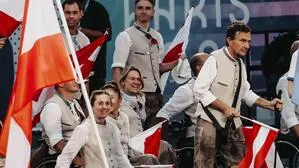 Koosz als Fahnenträgerin in Paris