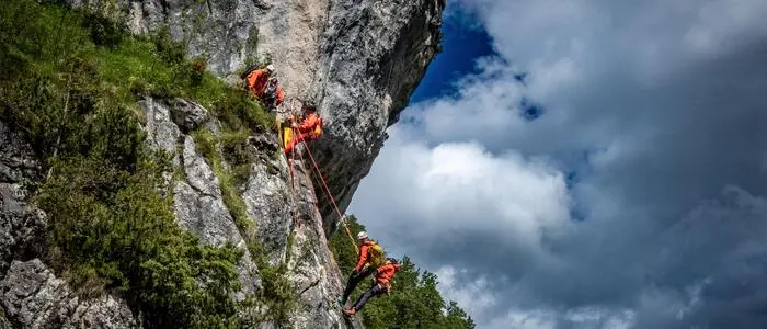 Im Rahmen einer Übung der BRD-Ortsstellen Windischgarsten und Vorderstoder fanden die Retter die Tonnen, in denen die Seile gelagert werden, leer vor