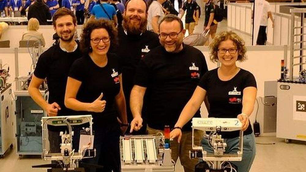 Team GRIPS holt den Weltmeistertitel in der RoboCup Logistics League an die TU Graz v.l.n.r. Jakob Ludwiger, Vanessa Egger, Thomas Ulz, Gerald Steinbauer und Sarah Haas