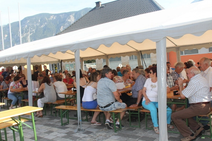 Der Markt, den jeweils 500 bis 600 Menschen besuchen,  hat sich zu einem gesellschaftlichen Ereignis für die Dorfbewohner entwickelt.