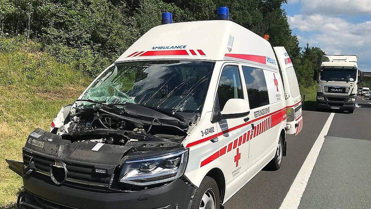 Unfall mit Rettungsfahrzeug auf der A2