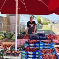 Nicol Gec betreut den „Bela Fruta“-Verkaufsstand an der Umfahrungsstraße in Völkermarkt