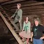 Bernard Wieser, Elisabeth Ofner und Primus Presetnik beim Aufstieg zur Fledermauswochenstube. Die Holztreppe ist dick mit Fledermauskot überdeckt