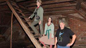 Bernard Wieser, Elisabeth Ofner und Primus Presetnik beim Aufstieg zur Fledermauswochenstube. Die Holztreppe ist dick mit Fledermauskot überdeckt