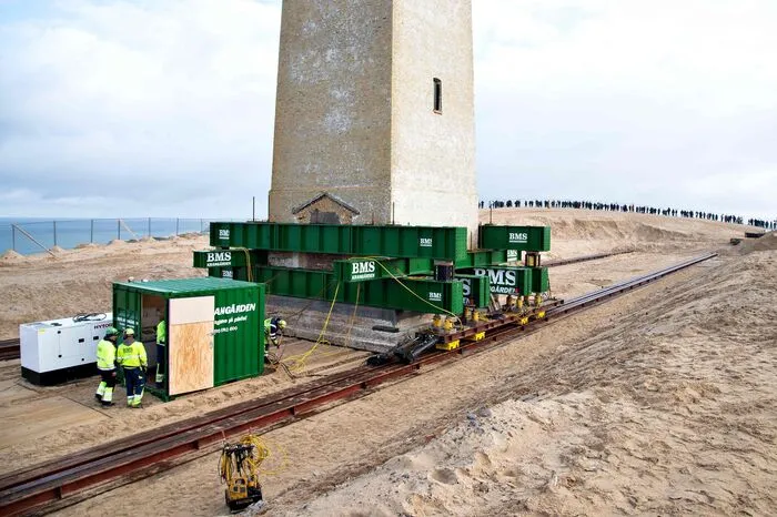 Aufgrund der Erosion der Küste drohte der Leuchtturm ins Meer zu stürzen. Deshalb sollte er nun rund 70 Meter von der Küste weggerückt werden.